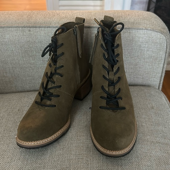 Green Faux Suede TOMS Boots - Picture 1 of 3